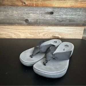 WOMEN'S CLARKS ARLA GLISON CLOUDSTEPPERS FLIP-FLOPS Size 8 Worn 3-4 Times